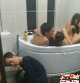 酒后同别人的女朋友一起洗澡打炮图(WWW.m2322.com)