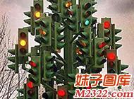 这路口的红绿灯真让人看得眼花缭乱！(WWW.m2322.com)