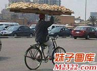 哥子开自行车的技术真是一级棒哦(WWW.m2322.com)