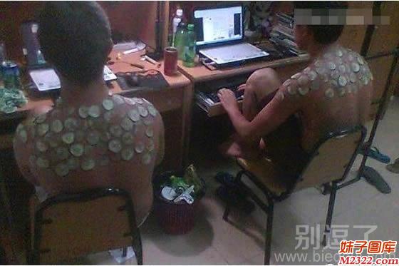 打游戏也不忘给皮肤补补水的男人(WWW.m2322.com)