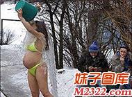 美女孕妈妈别把肚里的孩儿冻到了(WWW.m2322.com)
