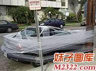 被蜘蛛网包围的车子 谁叫你得罪蜘蛛(WWW.m2322.com)