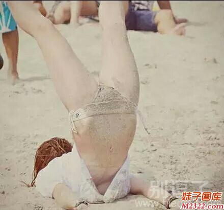 地球引力就是大 看把美女摔得个底朝天(WWW.m2322.com)