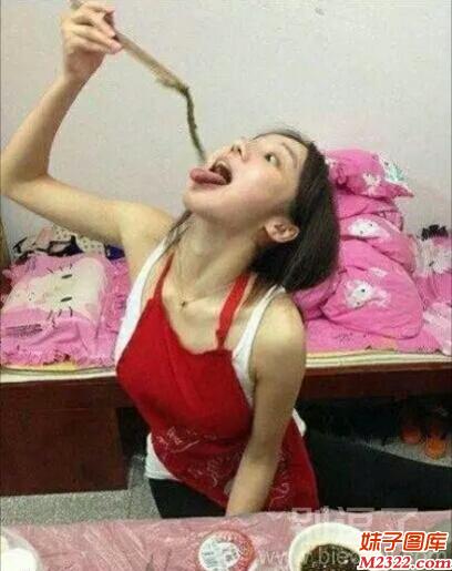 美女的眼神出卖了她是个资深吃货(WWW.m2322.com)