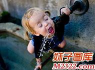 糗事百科图片：小妹妹，你是有多渴呀(WWW.m2322.com)