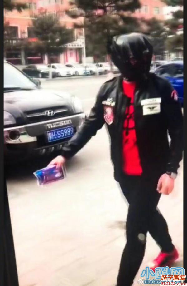 男子帮女朋友买卫生巾爆笑图片(WWW.m2322.com)