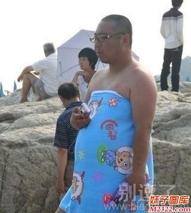 哥子如此性感的装扮，真是迷死人啦！(WWW.m2322.com)