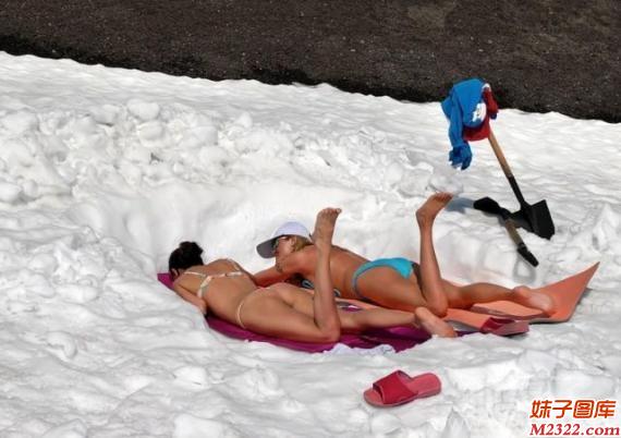 美女脱得光溜溜的在雪地上扒着真得不冷吗？(WWW.m2322.com)