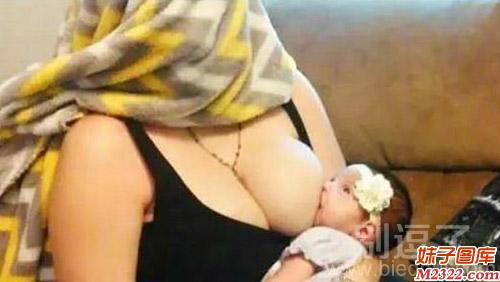 公共场所喂奶，宝妈一定要遮住脸哦！(WWW.m2322.com)
