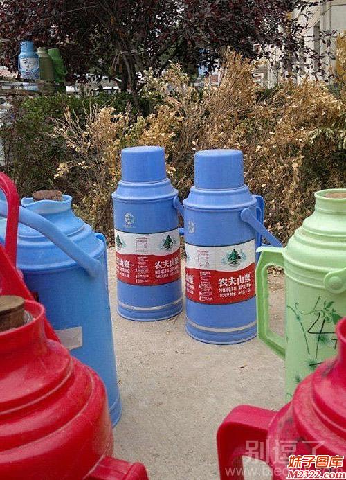 农夫山泉倾力代言图片：装有农夫山泉水的热水壶(WWW.m2322.com)