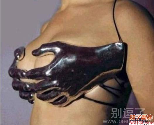 创意内衣图片：大手形状托着咪咪的是不是很舒服(WWW.m2322.com)