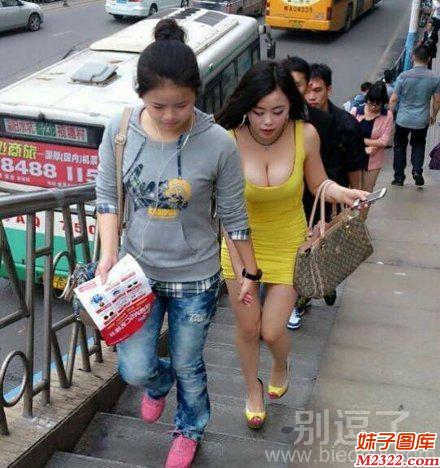 色狼最爱穿超短裙露胸的妹子上楼梯了(WWW.m2322.com)