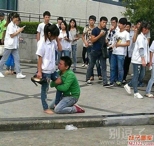 抱着女神大腿求婚的男子(WWW.m2322.com)