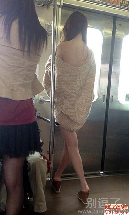 美女图片：地铁上惊现穿着时髦的女性(WWW.m2322.com)