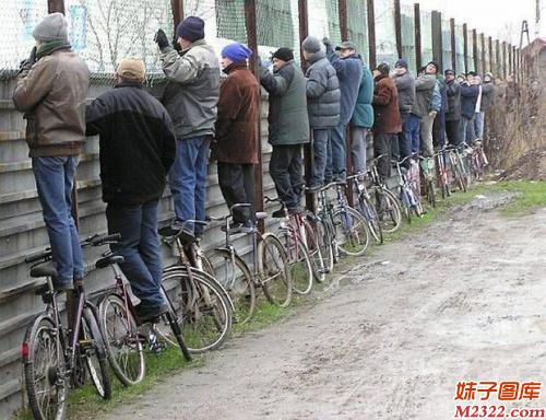 社会百态图片：好色男成群看妹子图片(WWW.m2322.com)