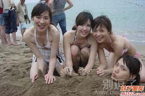 沙滩美女尽情享乐中，嗨翻天！(WWW.m2322.com)