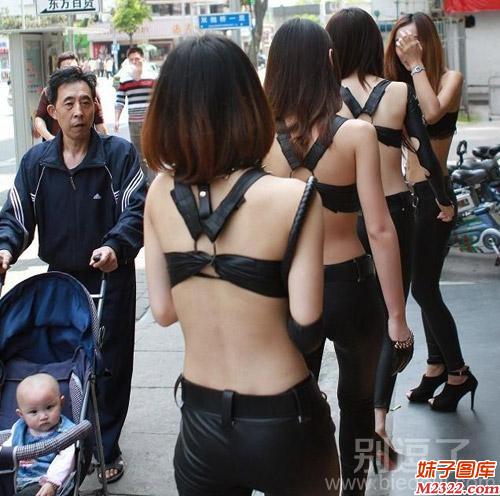 妹子干什么工作的，用得着穿得如此性感暴露吗？(WWW.m2322.com)