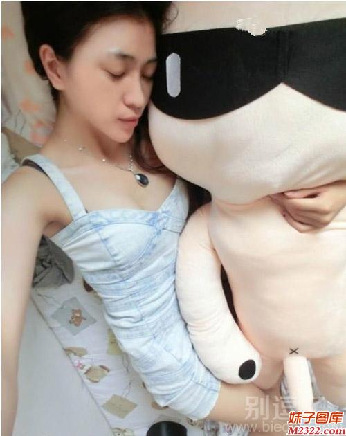 妹子赶快找个男人就不用抱着熊睡觉了(WWW.m2322.com)