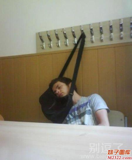 大哥，你这样睡觉不怕被吊死吗？(WWW.m2322.com)
