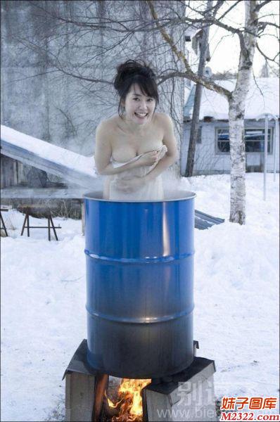 巨乳美女全婐体无遮挡在铁桶里泡温泉图片(WWW.m2322.com)