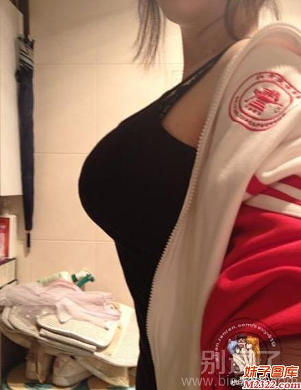 美女脱衣图：前凸后翘的学生妹子(WWW.m2322.com)