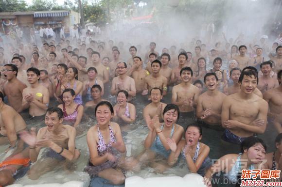 这么多人洗澡让凉水都能变成温泉(WWW.m2322.com)