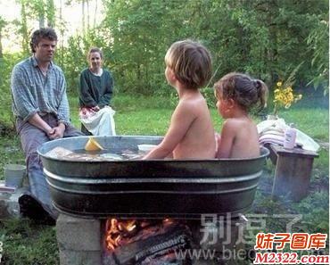 让哥哥和妹妹一起洗澡，真不知道他们爸妈怎么想的(WWW.m2322.com)