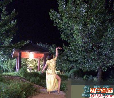 美女大半夜不睡觉出来秀美腿露蛮腰是想勾引谁(WWW.m2322.com)