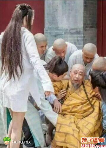 大师你的定力还不够 这么轻意就被性感美女迷惑(WWW.m2322.com)