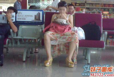 女汉子出门就不要穿裙子，稍不注意就曝光了哦(WWW.m2322.com)
