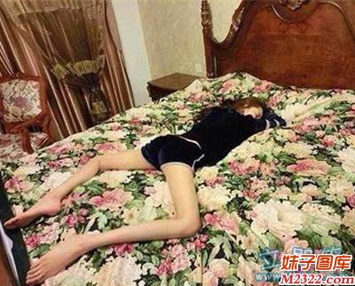 美女感觉这床不能满足你的欲望(WWW.m2322.com)