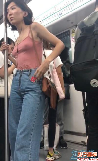 妹子不要这样穿，你让我坐过5站了都不愿下车(WWW.m2322.com)