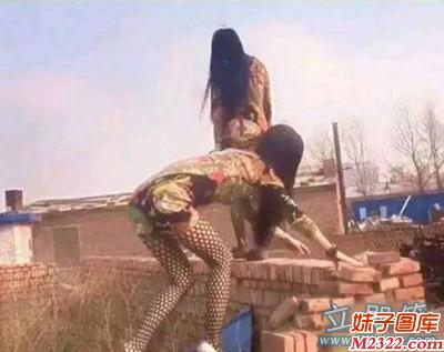 乡村蛇精美女施工队搞笑图片(WWW.m2322.com)