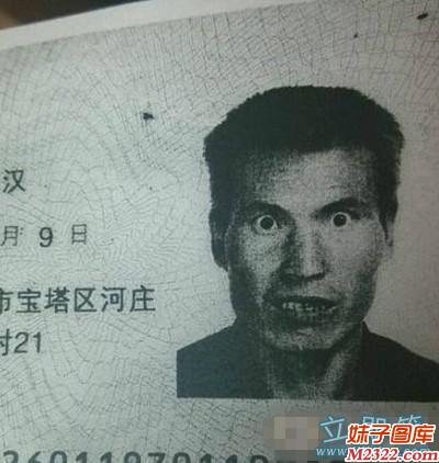 大哥拍个身份证照用得着这样吗，又不是比谁的眼睛大(WWW.m2322.com)