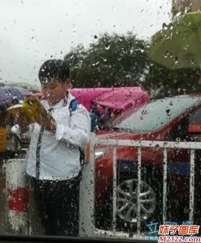 雨再大又怎样，也阻止不了我读书的决心(WWW.m2322.com)