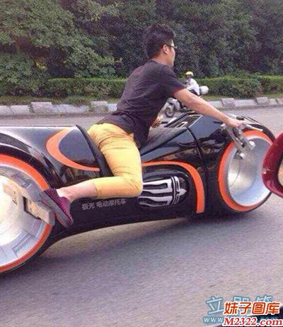 帅哥你开的是什么车，太有气派了(WWW.m2322.com)