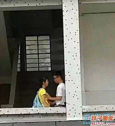 放学了，两情侣迫不及待的摸摸哒(WWW.m2322.com)