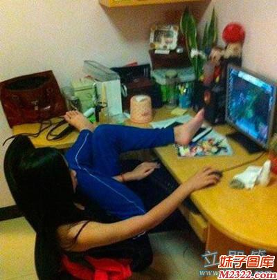 真不愧是女汉子，玩游戏的姿势都这么霸气侧漏(WWW.m2322.com)