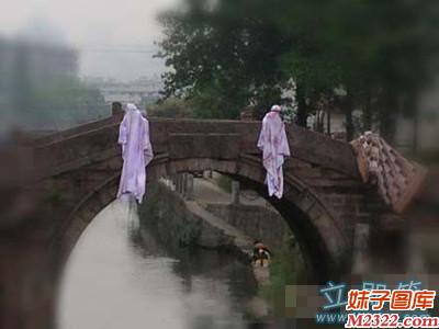 桥下的两具白尸想吓死人啊(WWW.m2322.com)