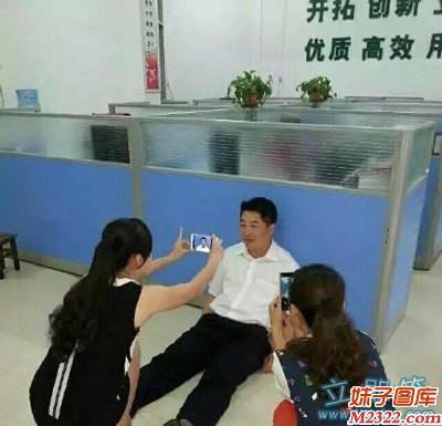 登记照要蓝色背景的，其实可以这样照(WWW.m2322.com)