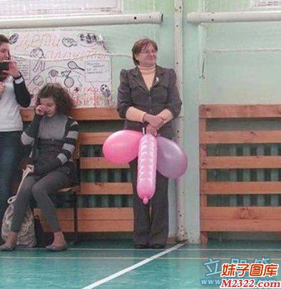 老师你这样拿起感觉怪怪的，会让人多想的(WWW.m2322.com)