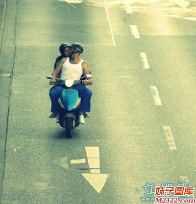 追求刺激的一对情侣，一定要注意安全哦(WWW.m2322.com)