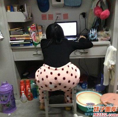 这菇凉屁股如此大，生娃一定很行(WWW.m2322.com)