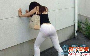 看样子，美女实在是憋不住了(WWW.m2322.com)
