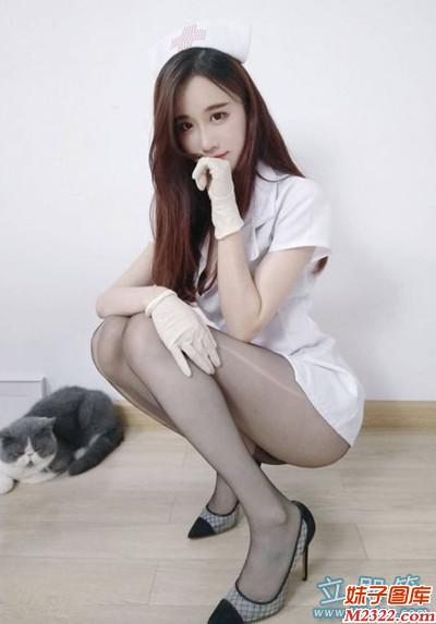 美女姐姐，是那只调皮的猫咪挠坏了你的丝袜吗？(WWW.m2322.com)