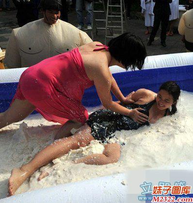 女人打架也喜欢摸奶子，男人有福利看了(WWW.m2322.com)