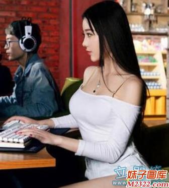 网咖也能见到性感大美女，看来是来对了(WWW.m2322.com)