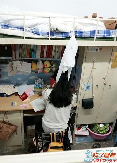 一看就是爱学习的妹子，打瞌睡的学习起来(WWW.m2322.com)
