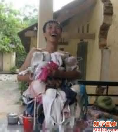 收了这么多女人的胸围，男子都笑开花了(WWW.m2322.com)