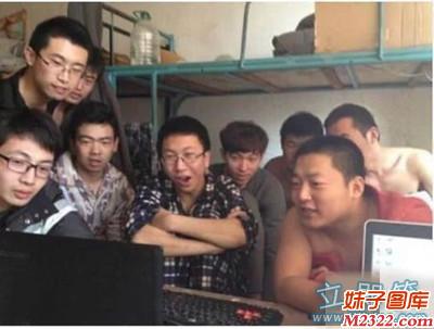 你们都猜到了一堆男人围在一起在看什么片子了吧！(WWW.m2322.com)